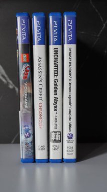 Ayakta ayarlanmış dört PlayStation Vita oyunu