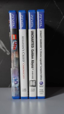 Ayakta ayarlanmış dört PlayStation Vita oyunu