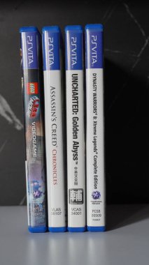 Ayakta ayarlanmış dört PlayStation Vita oyunu