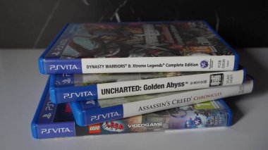 Rastgele düzenlenmiş dört PlayStation Vita oyunu yığını