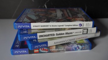 Rastgele düzenlenmiş dört PlayStation Vita oyunu yığını