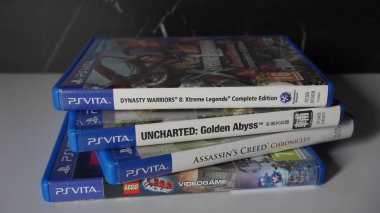 Rastgele düzenlenmiş dört PlayStation Vita oyunu yığını