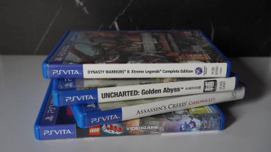 Rastgele düzenlenmiş dört PlayStation Vita oyunu yığını