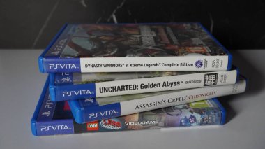 Rastgele düzenlenmiş dört PlayStation Vita oyunu yığını