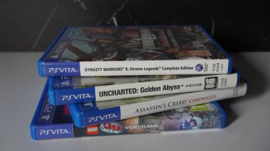 Rastgele düzenlenmiş dört PlayStation Vita oyunu yığını