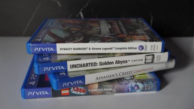 Rastgele düzenlenmiş dört PlayStation Vita oyunu yığını