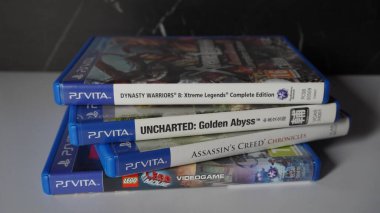 Rastgele düzenlenmiş dört PlayStation Vita oyunu yığını