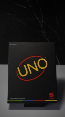 Siyah Uno Minimalista minimalist tasarımı olan bir Uno kart serisidir.