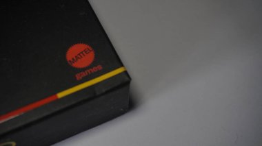 Uno Minimalista kutusunun köşesindeki Mattel oyunları logosunun minimalist bir konsepti var.