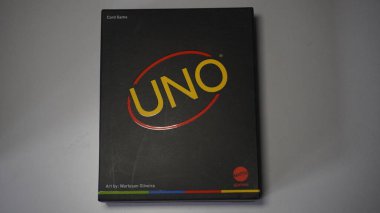 Siyah Uno Minimalista minimalist tasarımı olan bir Uno kart serisidir.