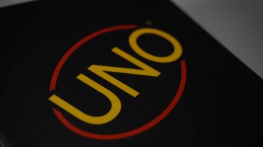 Uno Minimalista 'daki UNO işareti eğik açılı minimalist bir konseptle siyahtır.