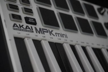 Siyah beyaz Akai MPK Mini klavye şekilli midi denetleyici dijital müzik yapımında kullanılır