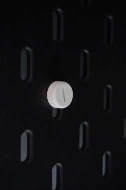 Siyah tahta için beyaz yuvarlak vidalar