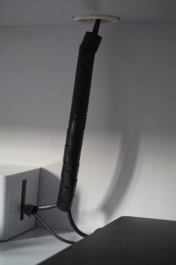 İçinde birkaç kablo bulunan siyah kablo düzenleyici ve bir kablo düzenleyici kutusu