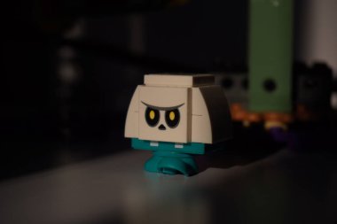 Ön taraftaki bulanık arkaplanlı güneş ışığına maruz kalmış kemik goomba lego minicik figürü.