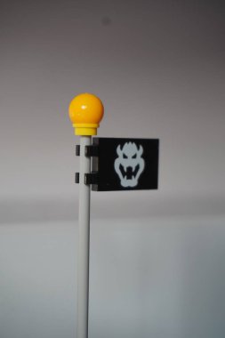 Lego şeklindeki melon yüzlü bir bayrak oyunun bittiğini gösteriyor.