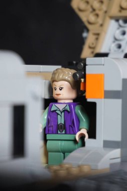 Prenses Leia bir Yıldız Savaşları gemisinin içinde minicik bir figür.