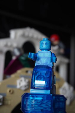 Su tahtı üzerinde duran su adamı minyatür figürü arkasında bir köprüyle