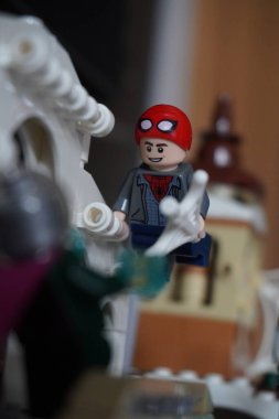 Yarı açık maskeli Peter Parker (Örümcek Adam) köprüde Mysterio ile dövüşüyor.