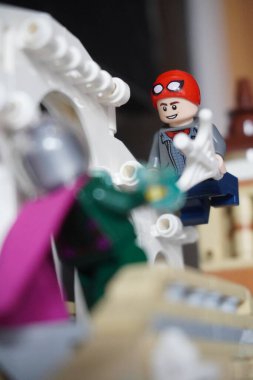 Yarı açık maskeli Peter Parker (Örümcek Adam) köprüde Mysterio ile dövüşüyor.