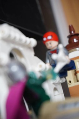 Yarı açık maskeli Peter Parker (Örümcek Adam) köprüde Mysterio ile dövüşüyor.