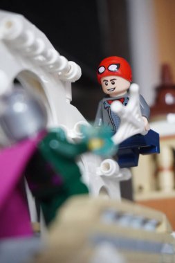 Yarı açık maskeli Peter Parker (Örümcek Adam) köprüde Mysterio ile dövüşüyor.