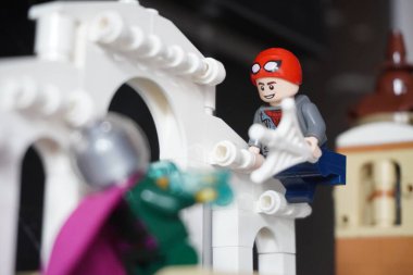 Yarı açık maskeli Peter Parker (Örümcek Adam) köprüde Mysterio ile dövüşüyor.