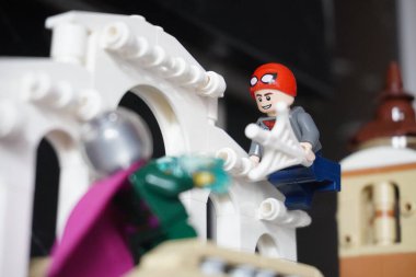 Yarı açık maskeli Peter Parker (Örümcek Adam) köprüde Mysterio ile dövüşüyor.