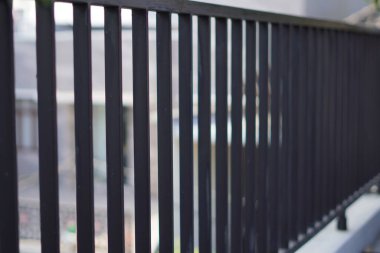 Yandan çekilmiş siyah demir çit.