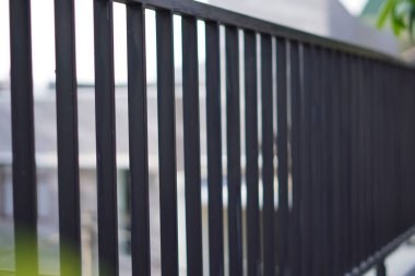 Yandan çekilmiş siyah demir çit.