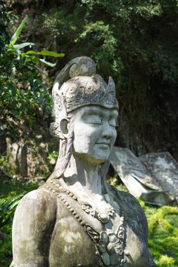 Kemesraan Park, Pujon, Batu Malang 'daki yeşil ağaçların arka planına sahip bir Endonezya hikayesinden dev bir tanrı veya tanrıça heykeli.