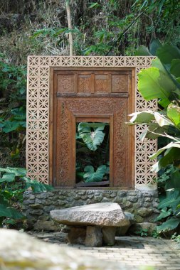 Taman Kesmaraan, Pujon, Batu, Malang 'da ağaçlar ve kayalar arasındaki kapı şeklinde bir çerçeve.