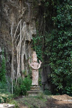 Taman Kemesraan, Batu, Malang 'da gün boyunca yemyeşil bir yamaçta bir tanrıça heykeli.