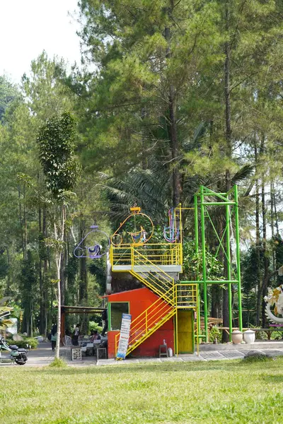 Gün boyunca sessiz olan Kemesraan Park, Pujon, Batu, Malang 'da askıya alınmış bisiklet sürüşleri