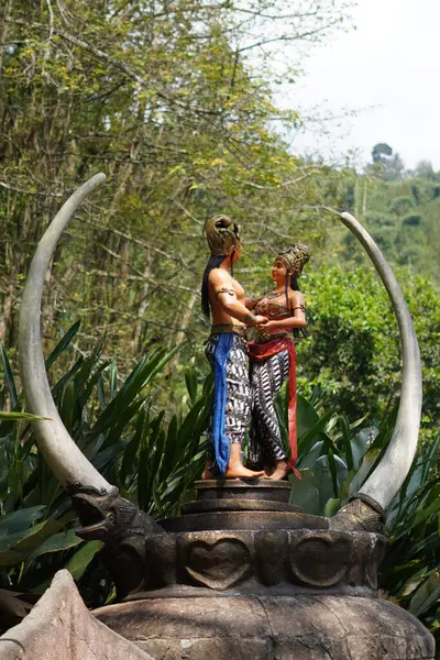 Gündüz vakti Kemesraan Park, Pujon, Batu, Malang 'daki Endonezya' dan Rama Shinta heykeli