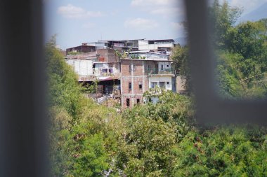 Gündüz vakti pencerenin arkasından görülen konut binaları