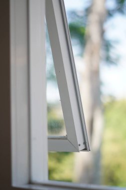 Gün boyunca açık olan minimalist beyaz pencere