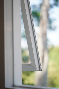 Gün boyunca açık olan minimalist beyaz pencere