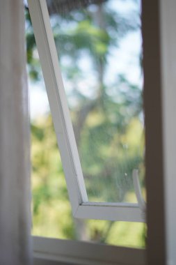 Gün boyunca açık olan minimalist beyaz pencere