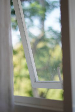 Gün boyunca açık olan minimalist beyaz pencere