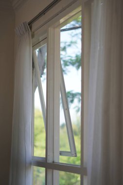 Gün boyunca açık olan minimalist beyaz pencere