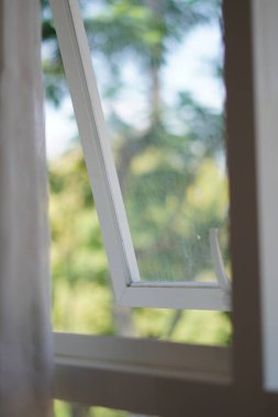 Gün boyunca açık olan minimalist beyaz pencere