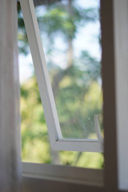 Gün boyunca açık olan minimalist beyaz pencere