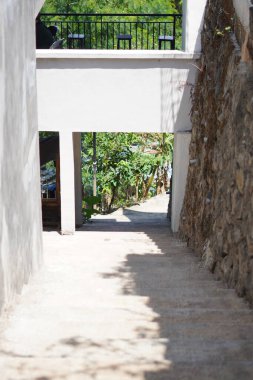 Gün boyunca üzerinde merdivenler ve binalar olan sessiz bir patika.