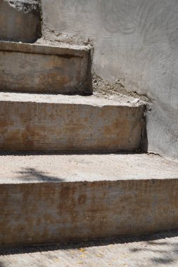 Gün boyunca güneş ışığına maruz kalan çimento merdivenleri