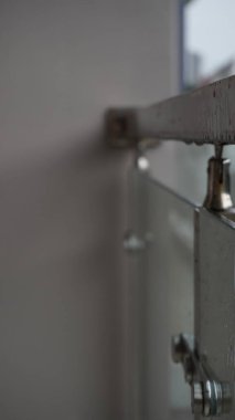 Balkon korkuluğunun içi yağmura maruz kalan gümüşten yapılmıştır.