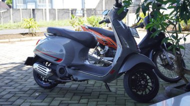 Gri Vespa restorana park ediyor.