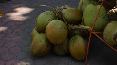 Kumsalda taze hindistan cevizleri satılır. Ziyaretçilere servis edilir.