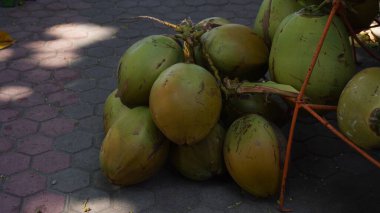 Kumsalda taze hindistan cevizleri satılır. Ziyaretçilere servis edilir.