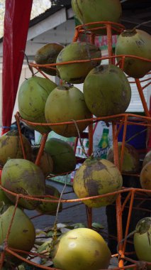 Kumsalda taze hindistan cevizleri satılır. Ziyaretçilere servis edilir.